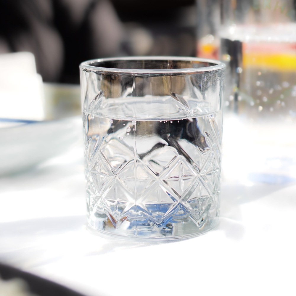 Glas met drinkwater op tafel