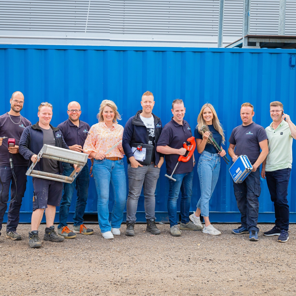 Team van Keijsers Martens met gereedschap voor een blauwe container