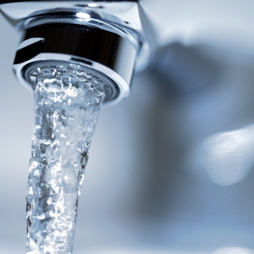 Stromend water uit een kraan