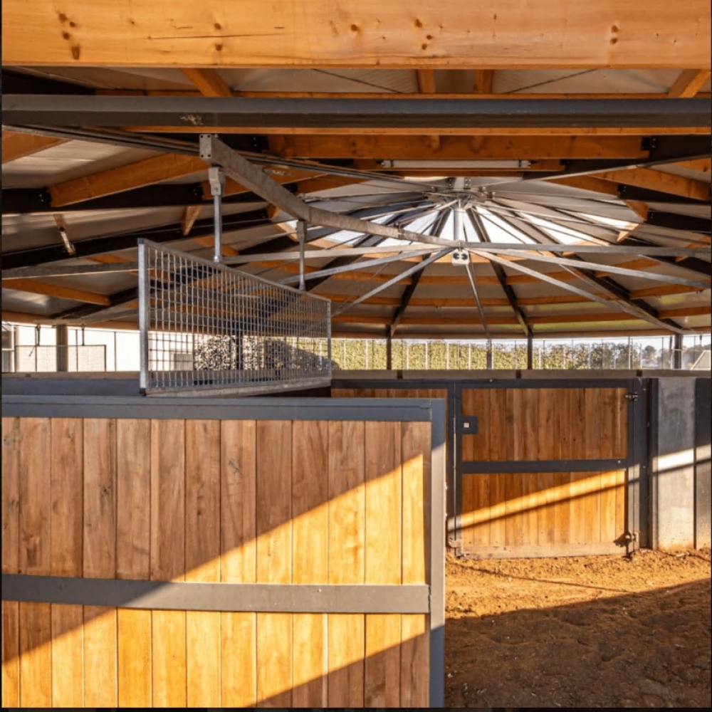 Stapmolen met houten wanden in een paardenaccommodatie