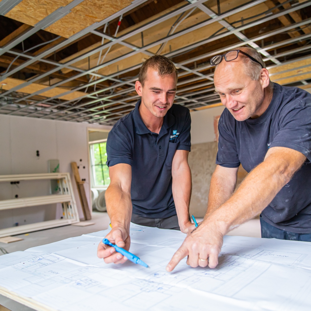 Twee medewerkers van Keijsers Martens bespreken een tekening op de bouwplaats