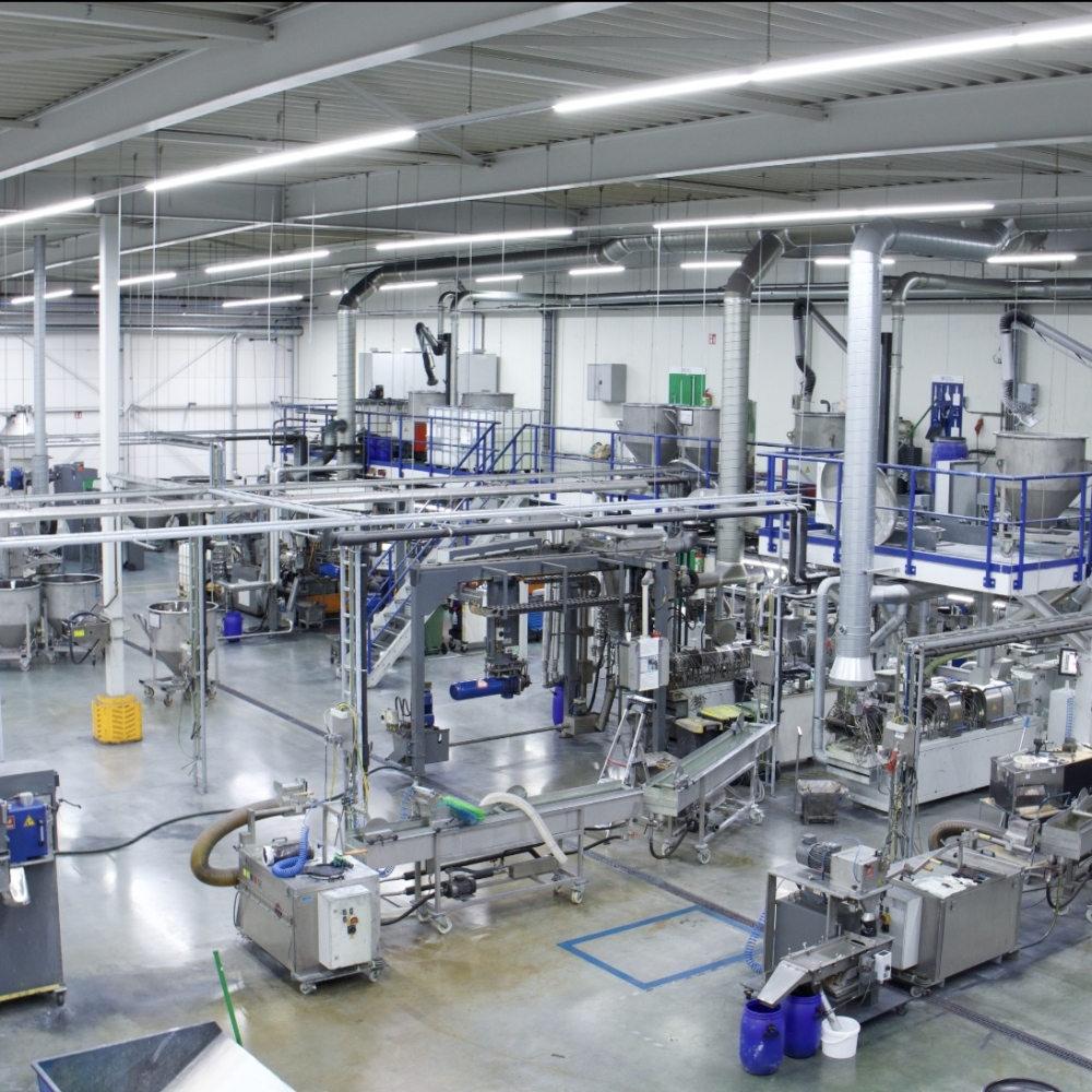 Productiehal met procesinstallaties