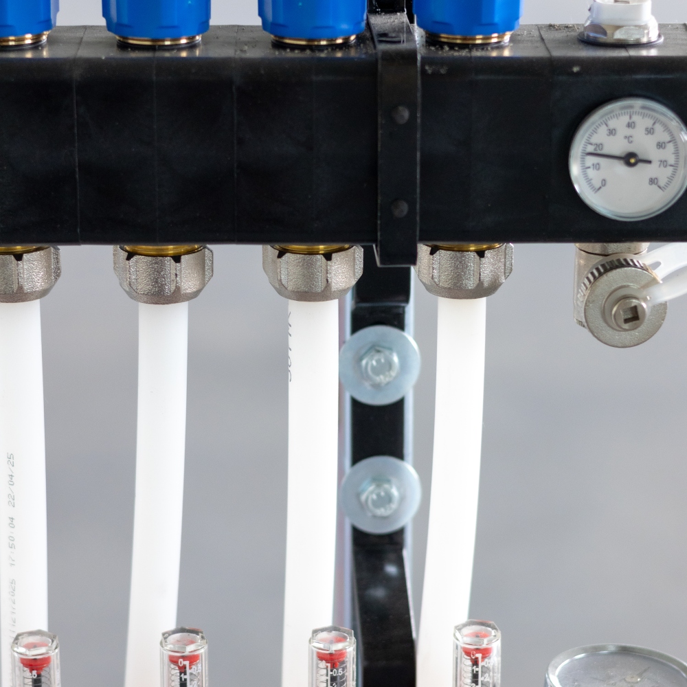 Verdeler met leidingen en een manometer