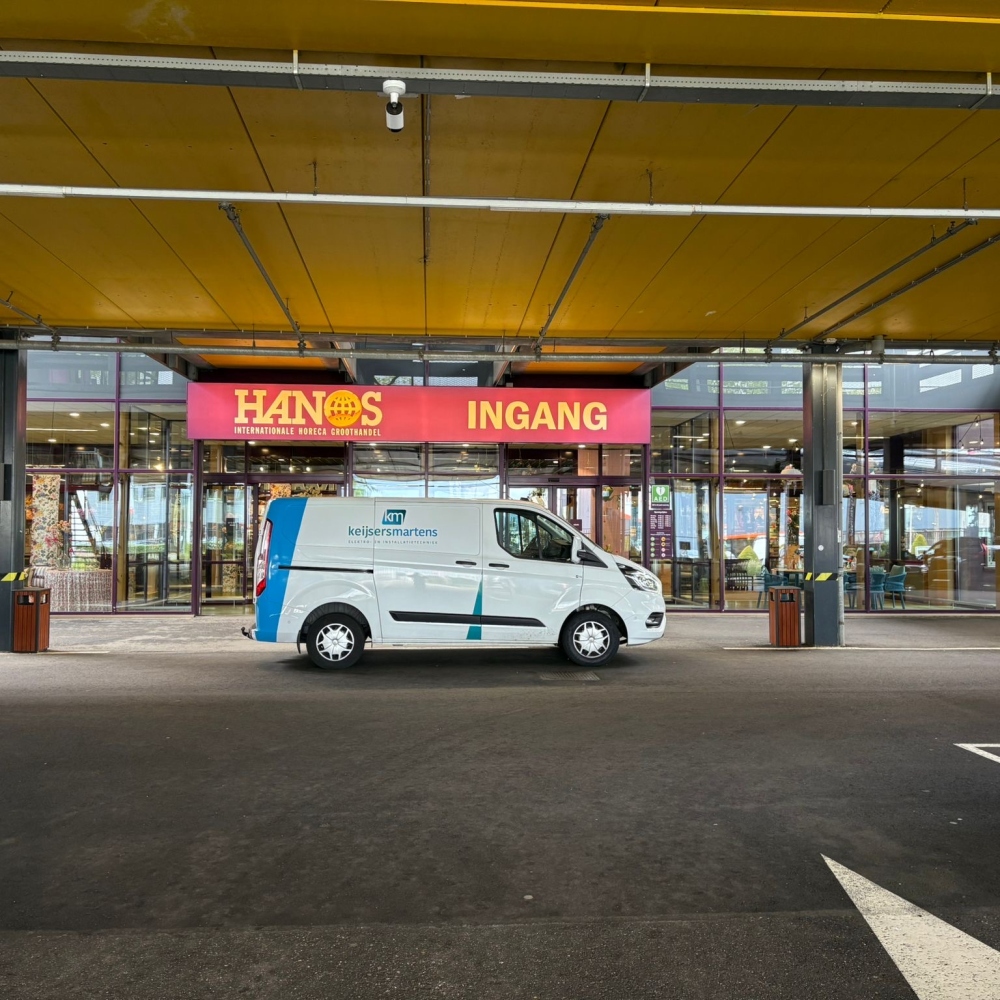 Bedrijfsbus van Keijsers Martens bij de ingang van HANOS Eindhoven