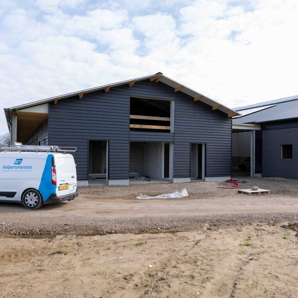 Bedrijfsbus van Keijsers Martens bij het hippisch complex in aanbouw