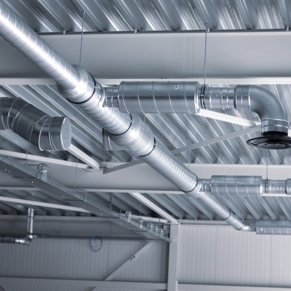 Ventilatiekanalen aan het plafond van een bedrijfshal