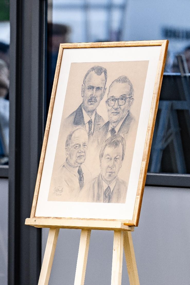 Ingelijste tekening van vier generaties Keijsers op een schildersezel