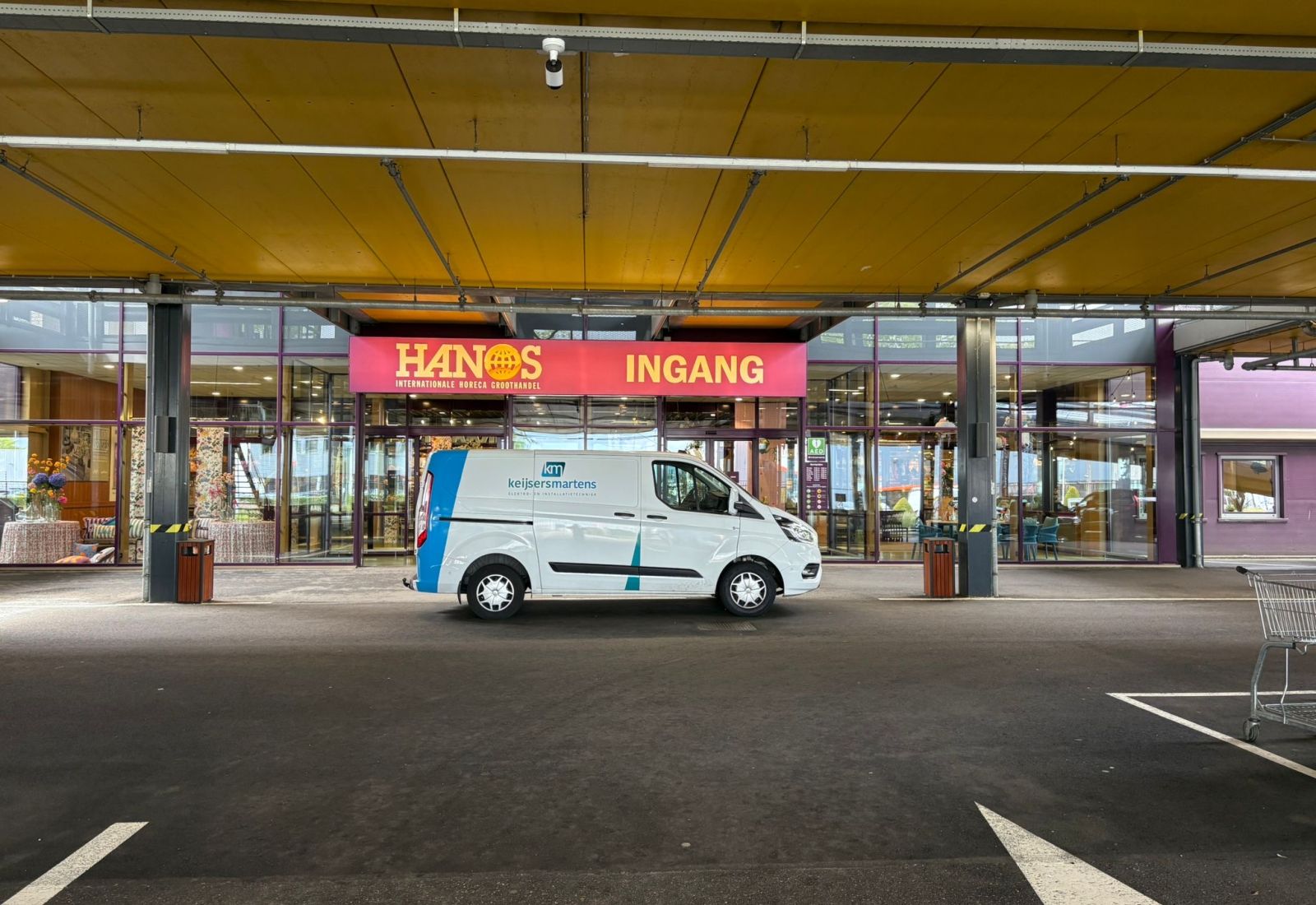 Bedrijfsbus van Keijsers Martens bij de ingang van HANOS Eindhoven