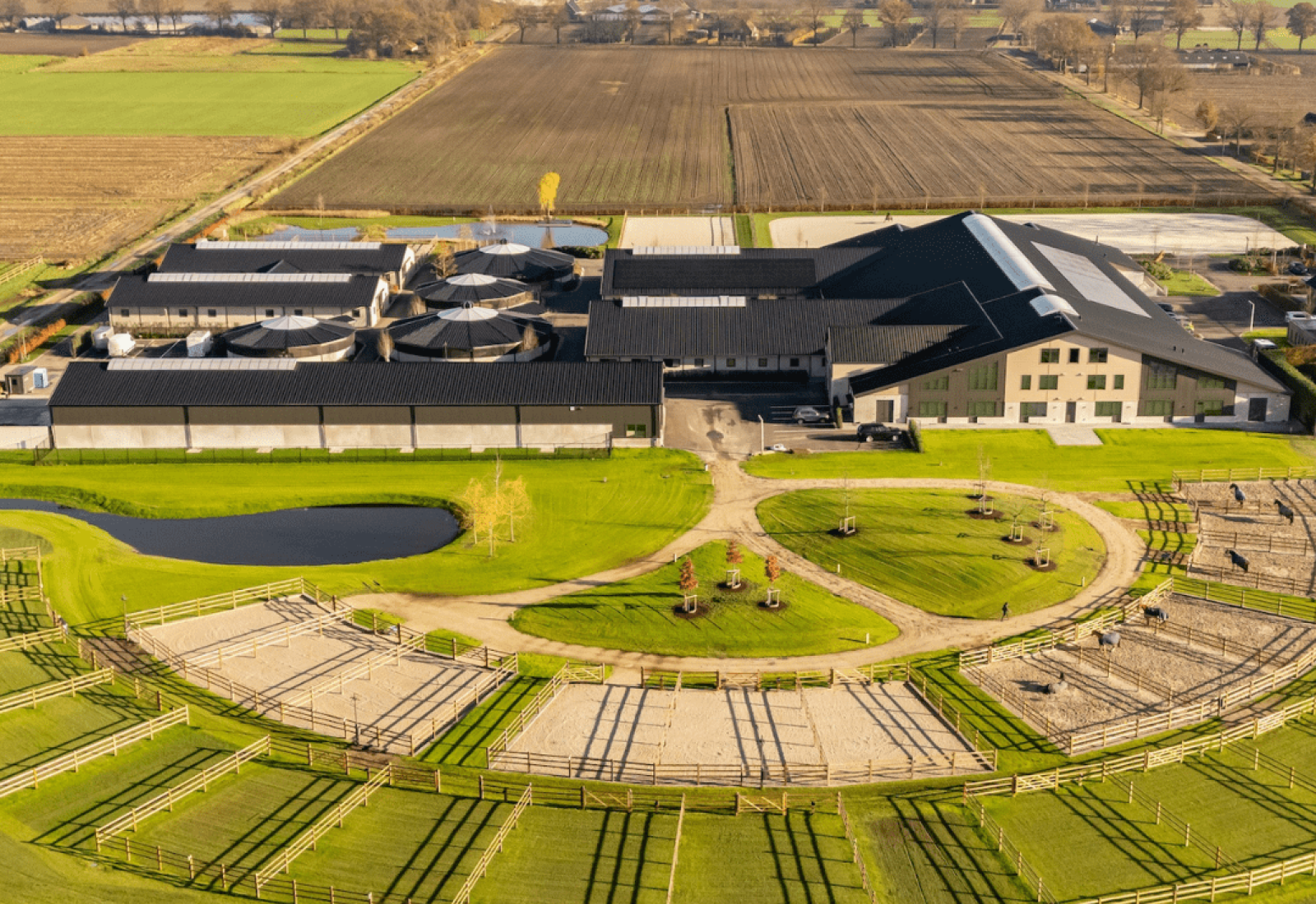 Luchtfoto van Utopia Equestrian Estate met paddocks en stallen