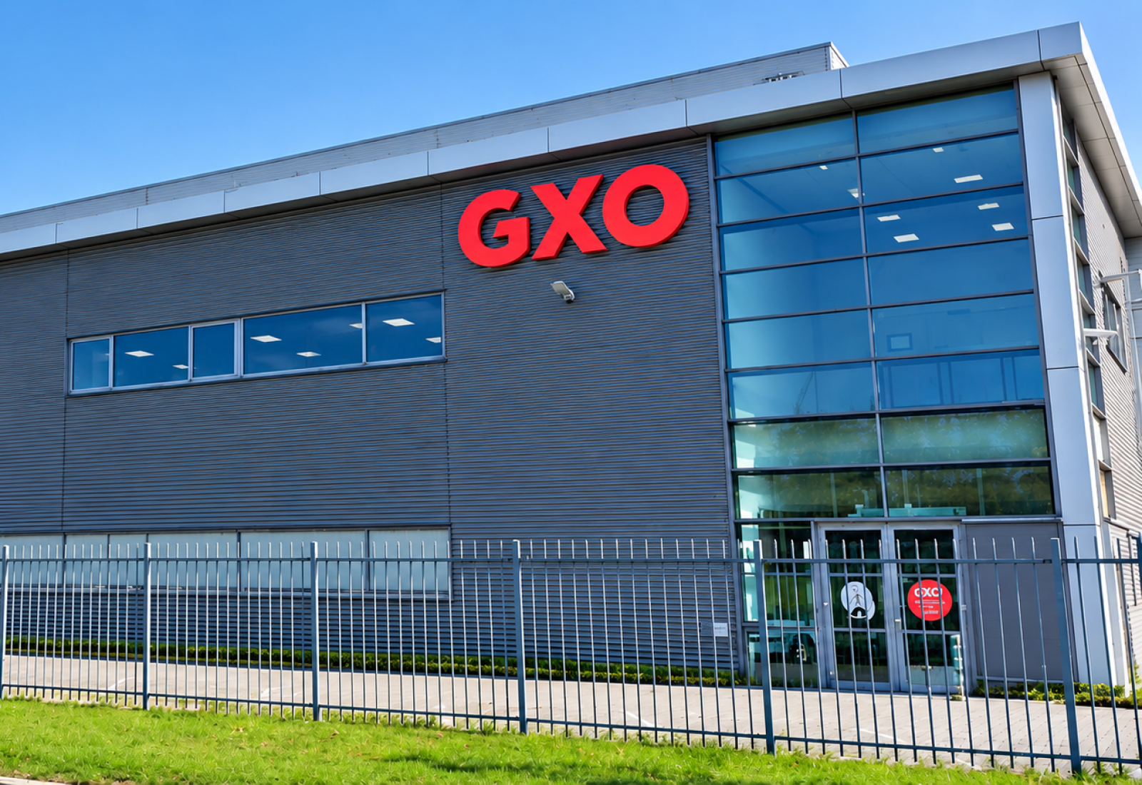 Bedrijfspand met GXO-logo op de gevel