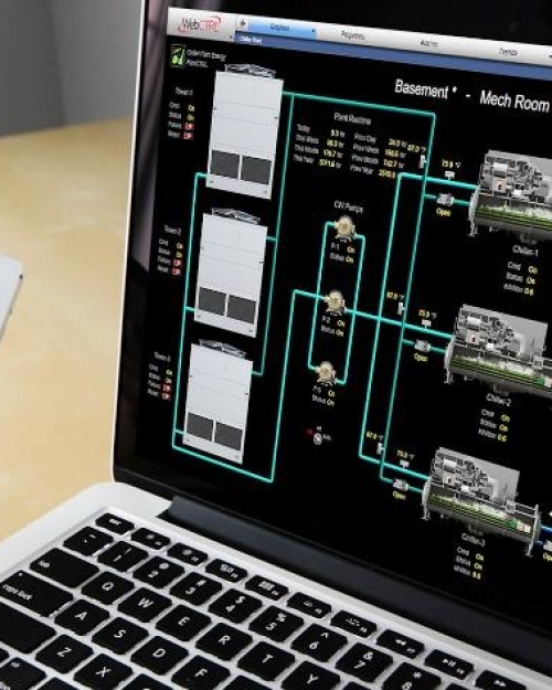 Laptop met een schema van de technische installaties in een gebouw