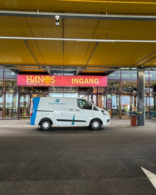 Bedrijfsbus van Keijsers Martens bij de ingang van HANOS Eindhoven
