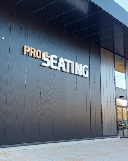 Gevel van Pro Seating met het bedrijfslogo