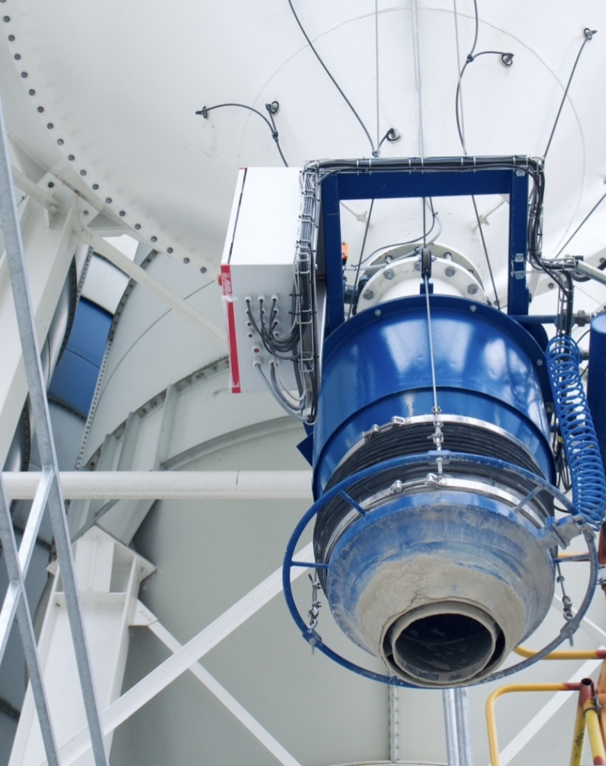 Industriële installatie met blauwe ventilator in een stalen constructie