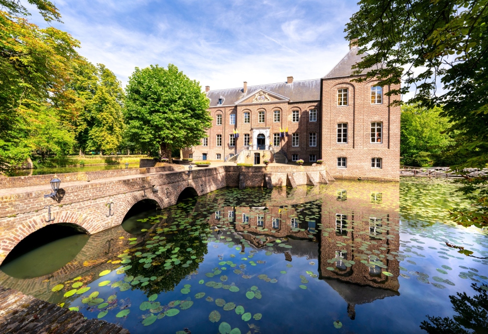 Kasteel Arcen weerspiegeld in de slotgracht