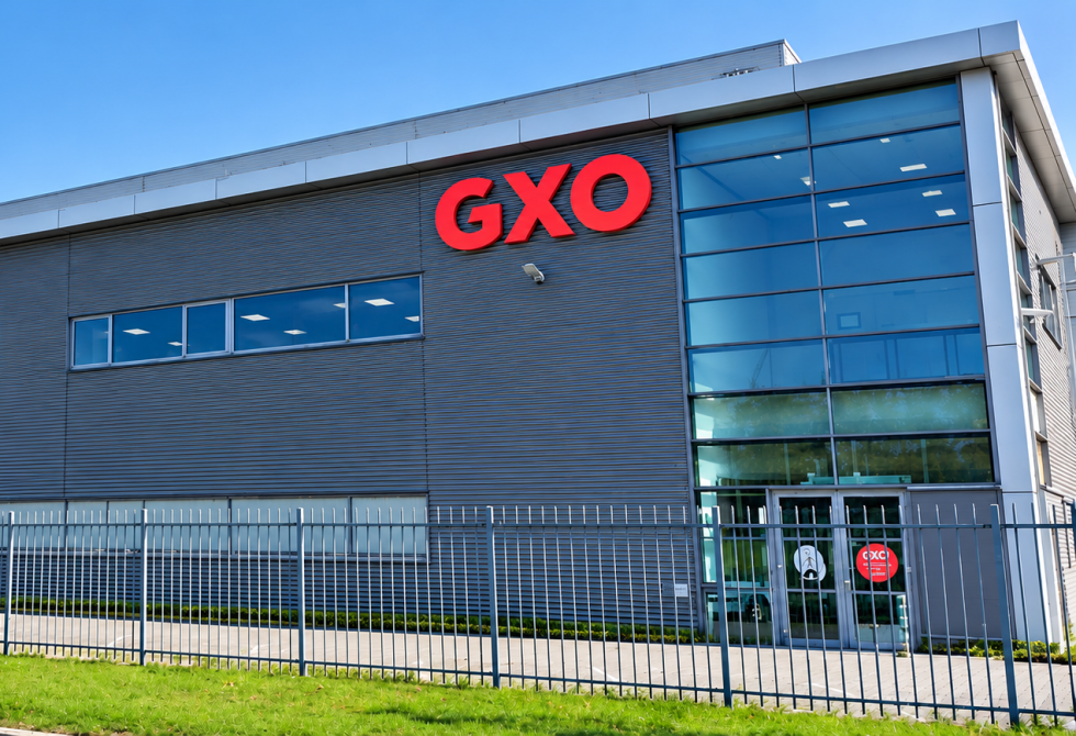 Bedrijfspand met GXO-logo op de gevel